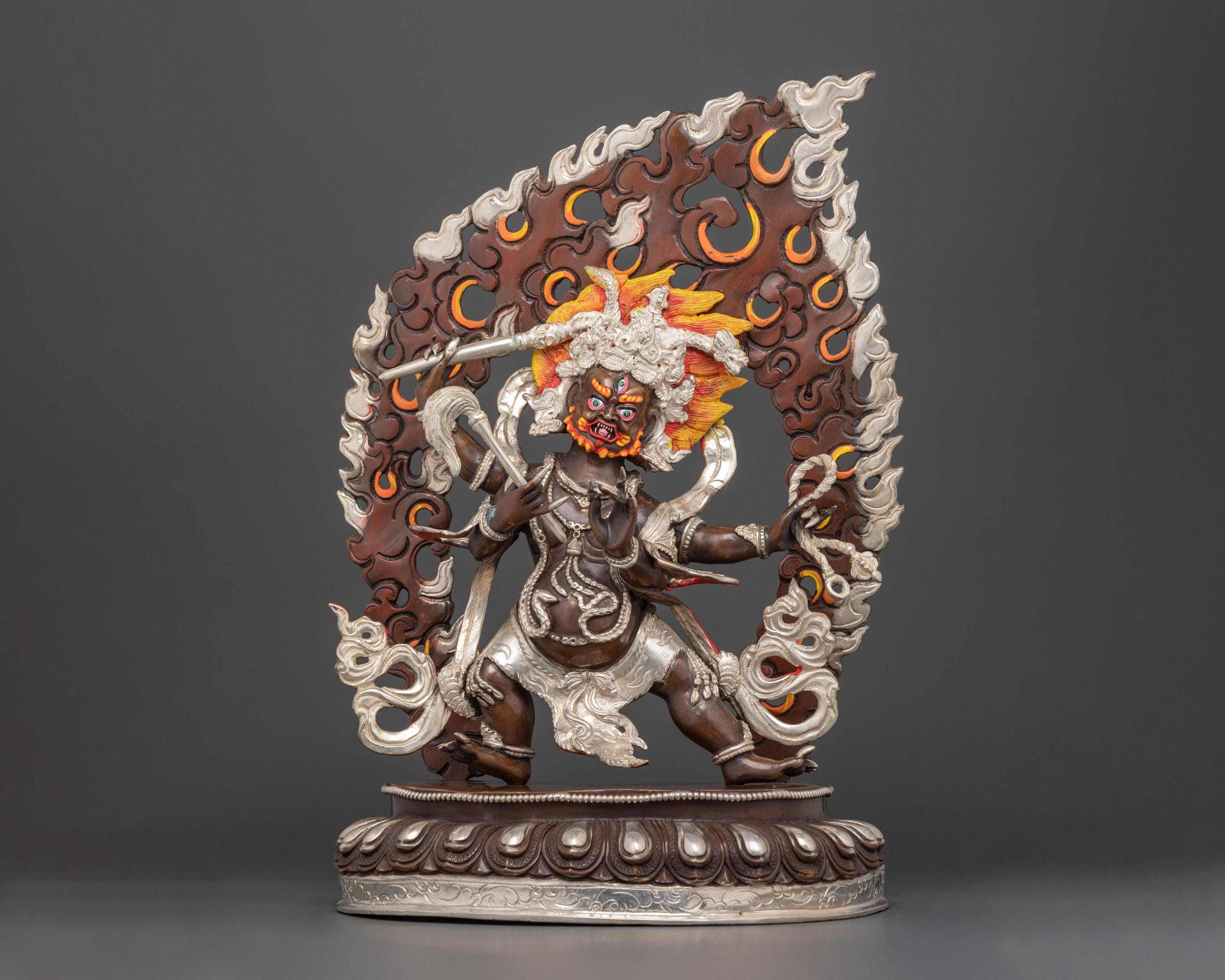 神聖な四本腕のマハーカーラ像 | アクリル画付きの酸化銅の守護神