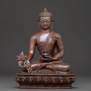 Peut inclure: Statue de Bouddha de couleur bronze en position de méditation assise. La statue présente des détails complexes dans les robes et la base, tenant une fleur de lotus et un petit bol. La figure a une expression sereine sur fond gris foncé.