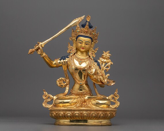 文殊菩薩の智慧の剣を持つ像 | 聖なる般若波羅蜜多経を授かった智慧の