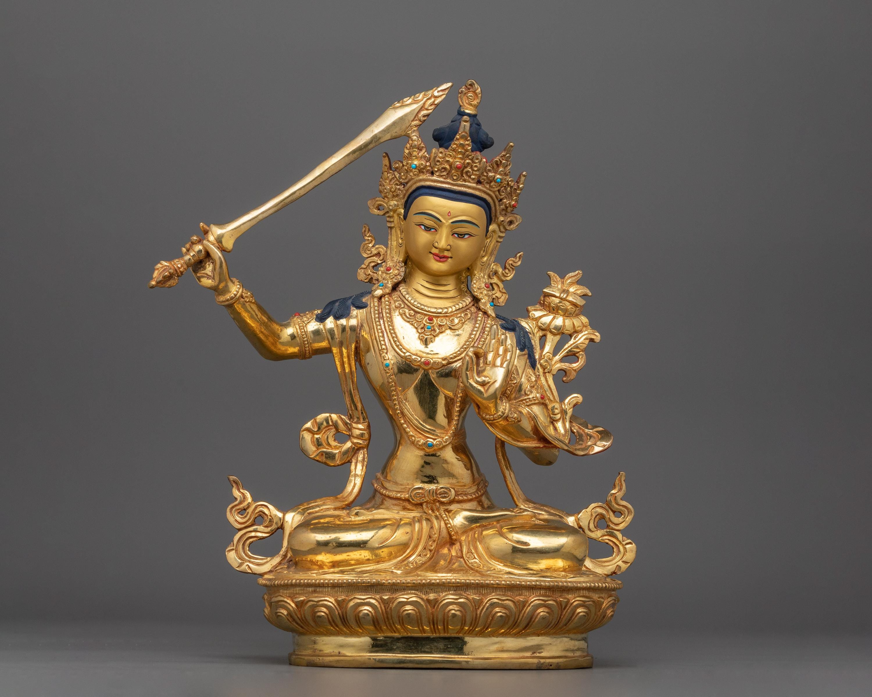 文殊菩薩の智慧の剣を持つ像 | 聖なる般若波羅蜜多経を授かった智慧の