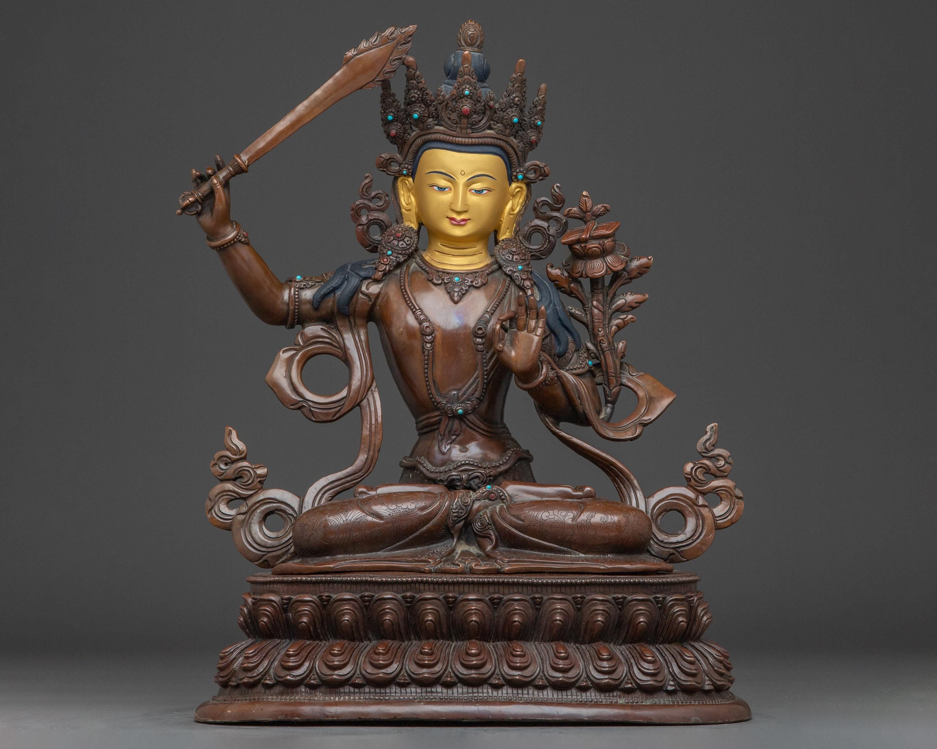仏教の智恵の神、文殊菩薩｜炎の剣と経文｜伝統的な様式の超越的な洞察