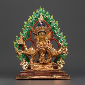 Koperen beeldje Ushnishavijaya Namgyalma | 24-karaats goud verguld Boeddhabeeld | Heilige decoratie voor een lange levensduur | Tibetaans boeddhisme: kunst en vakmanschap