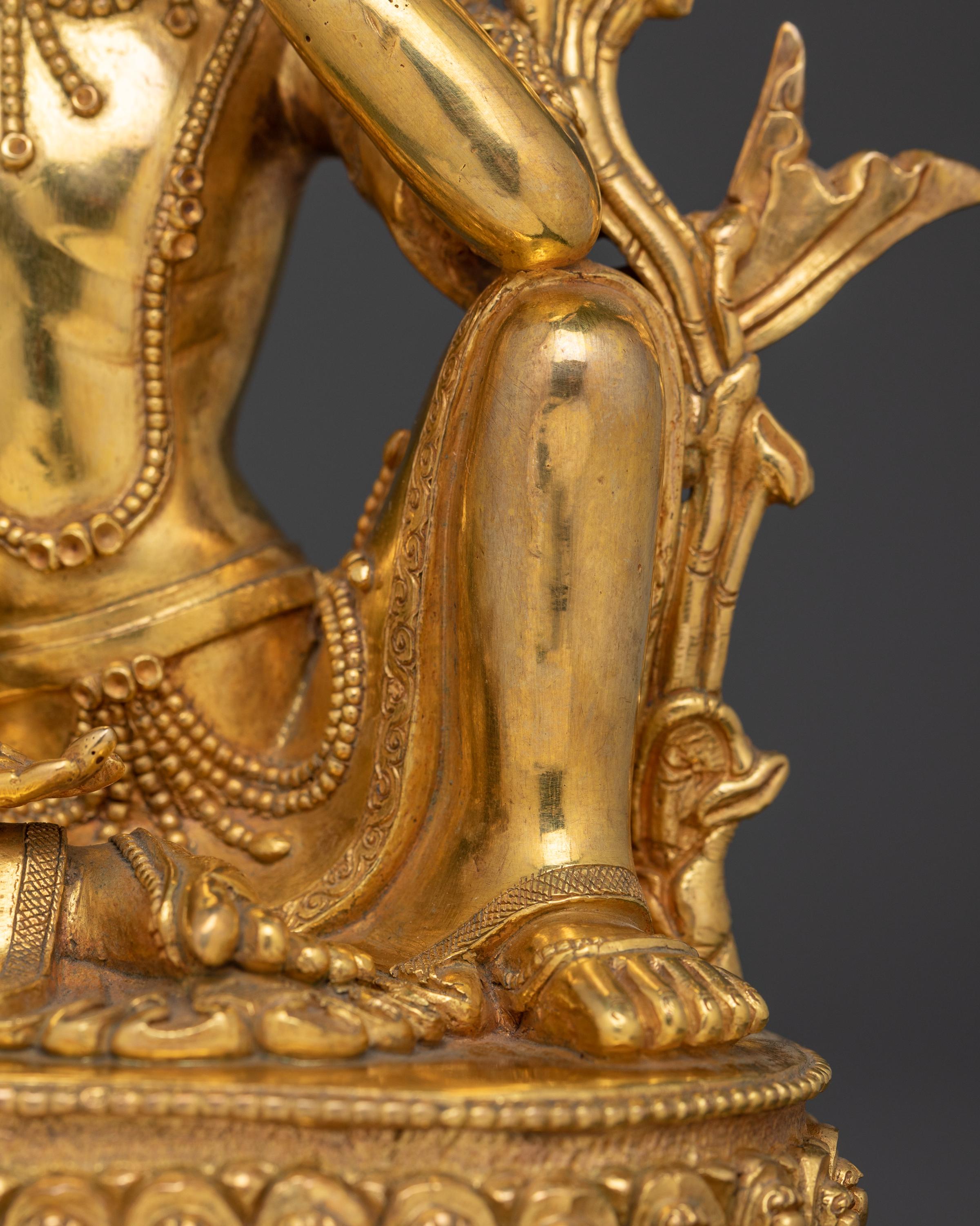 手作りのインドラ神の置物 | 24K 金メッキ銅ボディのヒンズー教仏教