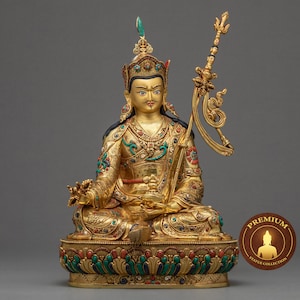 Estátua do Guru Rinpoche | Padmasambava | Escultura budista tibetana do Nepal | Estatuetas Tradicionalmente Artesanais | Dourado em puro ouro 24k