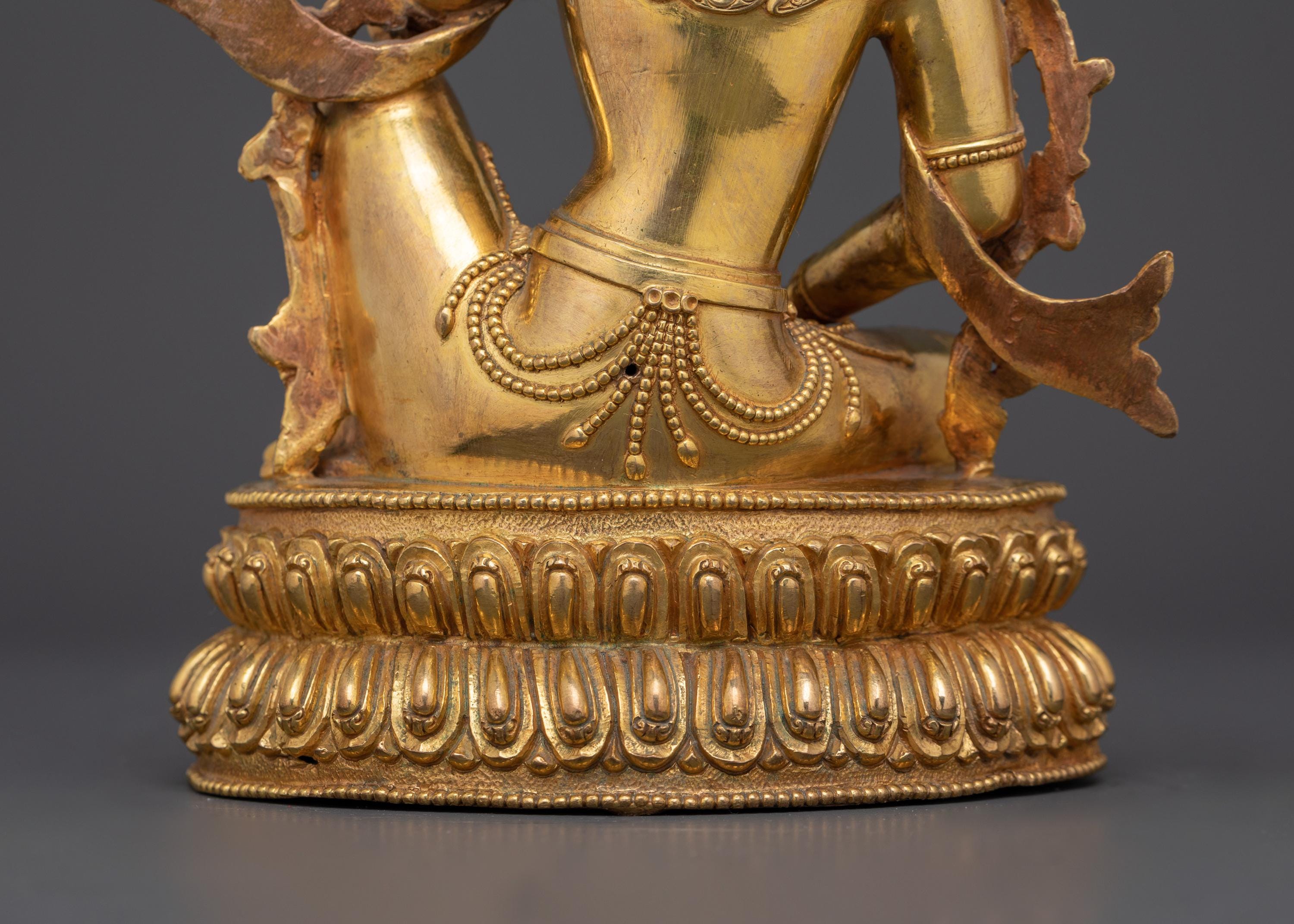 手作りのインドラ神の置物 | 24K 金メッキ銅ボディのヒンズー教仏教