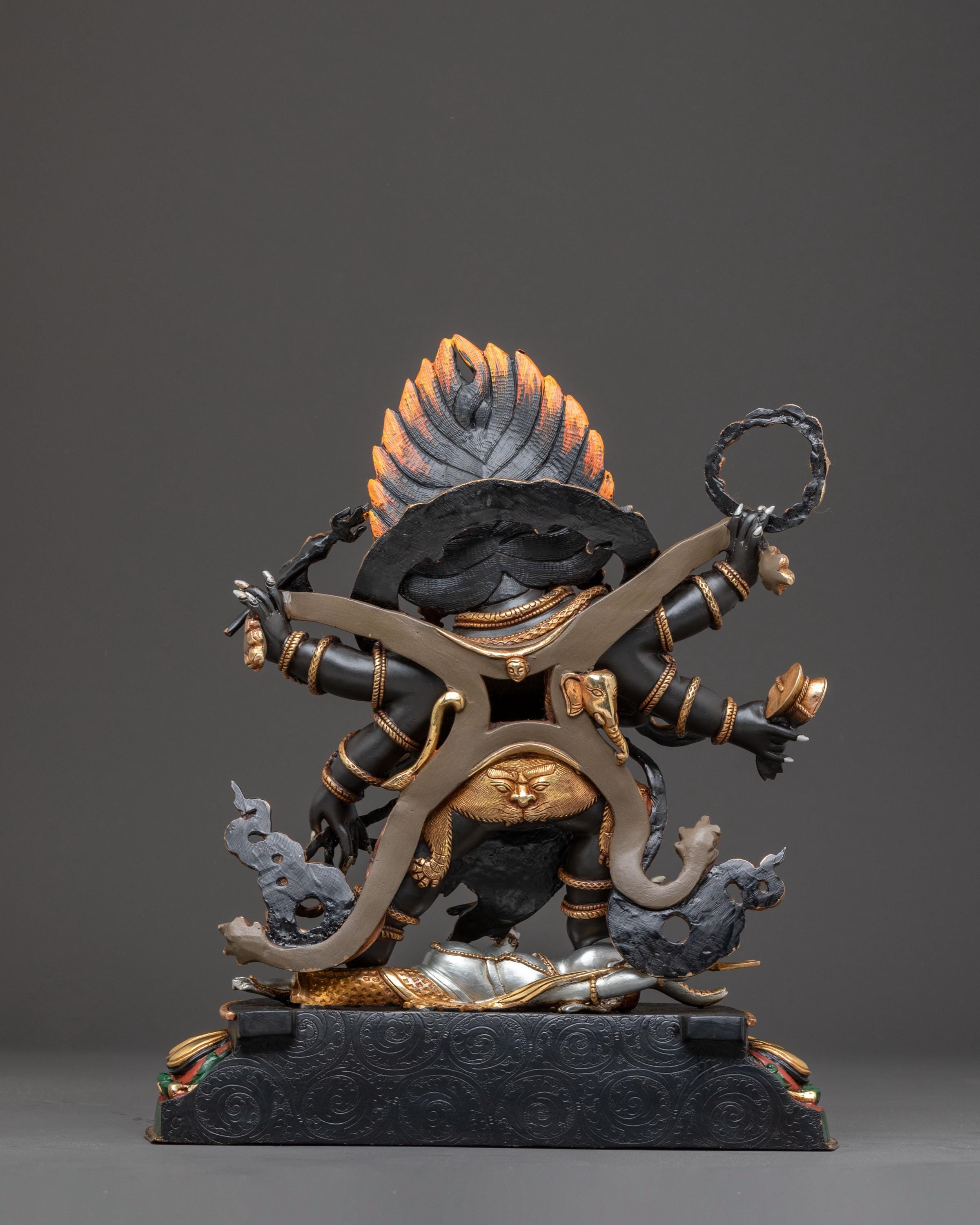 6本の腕を持つ雄大なマハーカーラ像｜猛々しいダルマの守護神 - 神社