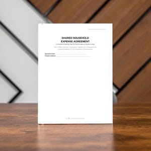 Puede incluir: Un documento blanco titulado "SHARED HOUSEHOLD EXPENSE AGREEMENT" est&aacute; de pie sobre una superficie de madera. El documento incluye texto sobre un plan financiero para compa&ntilde;eros de piso y vida compartida. El fondo presenta una pared de madera y un dise&ntilde;o geom&eacute;trico en blanco y negro.