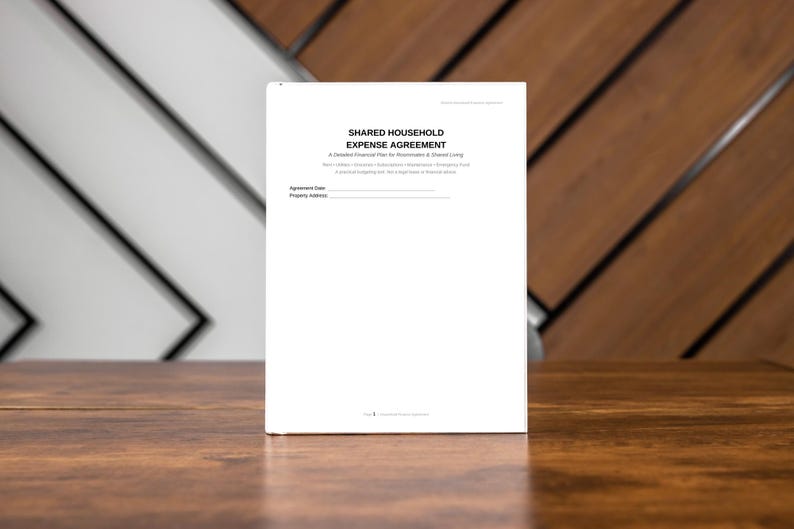 Puede incluir: Un documento blanco titulado "SHARED HOUSEHOLD EXPENSE AGREEMENT" est&aacute; de pie sobre una superficie de madera. El documento incluye texto sobre un plan financiero para compa&ntilde;eros de piso y vida compartida. El fondo presenta una pared de madera y un dise&ntilde;o geom&eacute;trico en blanco y negro.