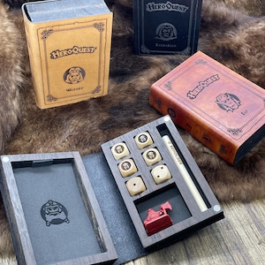 Heroquest 1990-Set mit 4 Charakterboxen aus Holz und Leder, inklusive Würfel. Der Organizer enthält Miniaturen, Würfel, Bleistift und Spielkarten