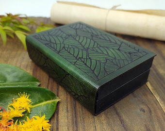 Boîte à dés et plateau en bois et cuir sur le thème des feuilles
