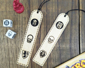 Wooden bookmark inspired by HeroQuest – Combat Dice Icons 1989 and 2021 – Fantasy accessory for readers, OS Dungeon Crawler lovers