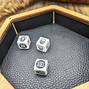 Heroquest dice holder and dice tray in wood, leather and foam, magnetic closure