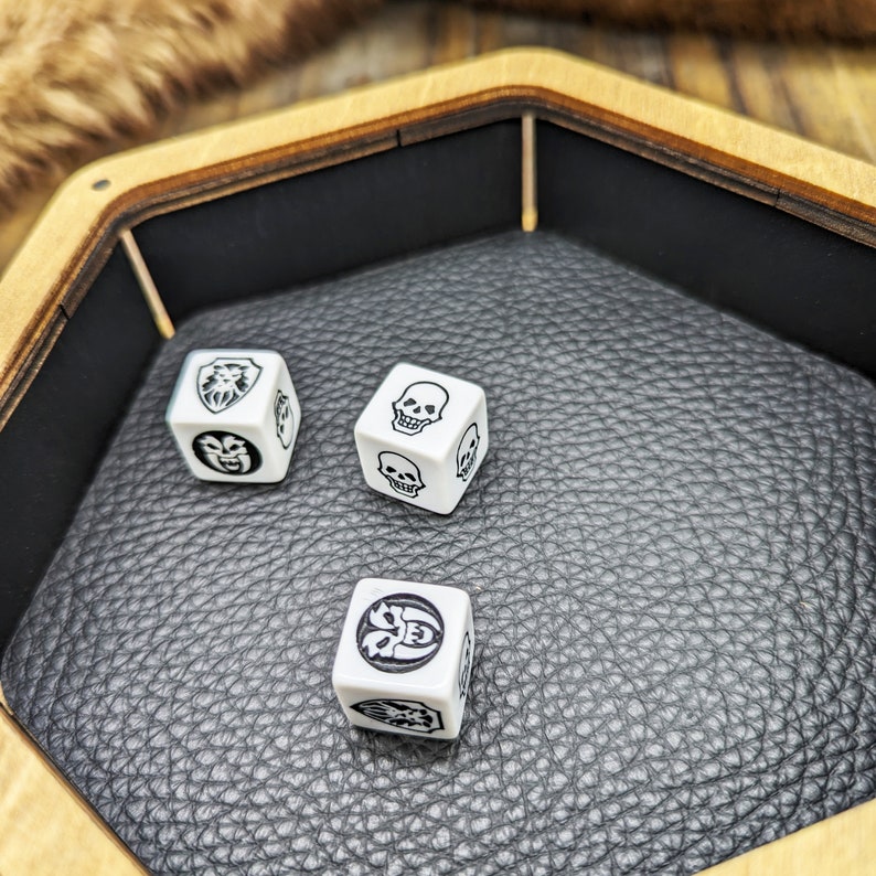 Heroquest dice holder and dice tray in wood, leather and foam, magnetic closure