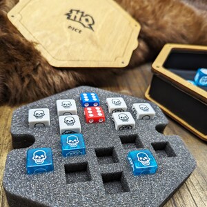 Heroquest dice holder and dice tray in wood, leather and foam, magnetic closure