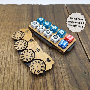 Heroquest-Würfelablage und kleines hölzernes Spielerbrett mit Würfelzählern für Körperpunkte, Gedankenpunkte, Angriffe und Verteidigung. Magnetische Befestigung.