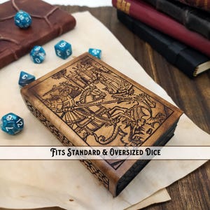 Handgemaakte dobbelsteenhouder van hout en leer in de vorm van een oud boek met een gravure van Sint-Joris, een accessoire voor rollenspellen.