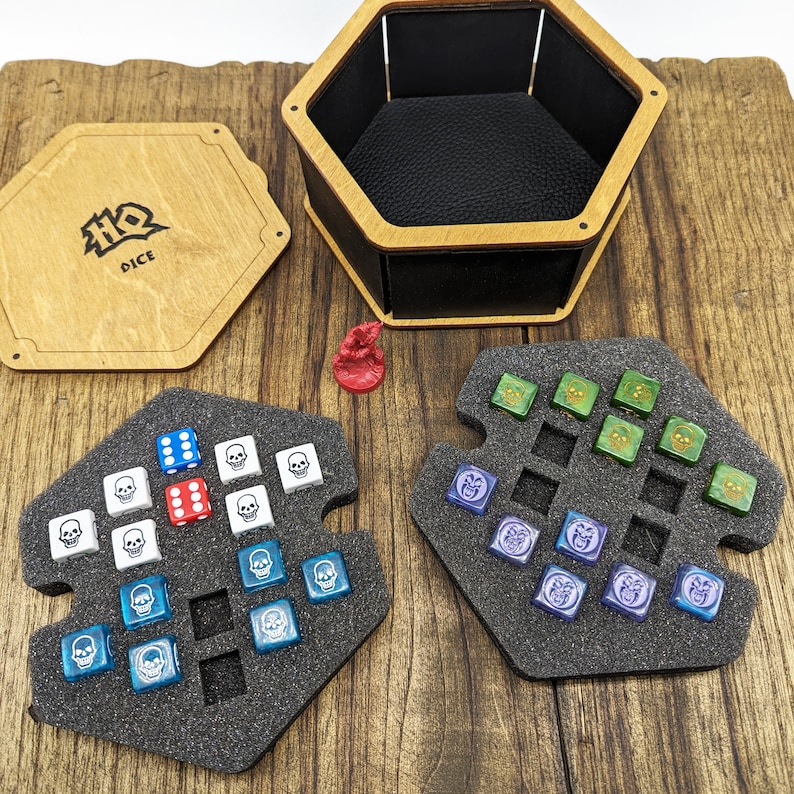 Heroquest dice holder and dice tray in wood, leather and foam, magnetic closure