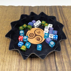 Sacoche à Dés en Cuir pour HeroQuest avec Plateau Lancer de Dés – Patch Cuir avec Icônes Classiques 1989 ou Nouvelle Édition 2021