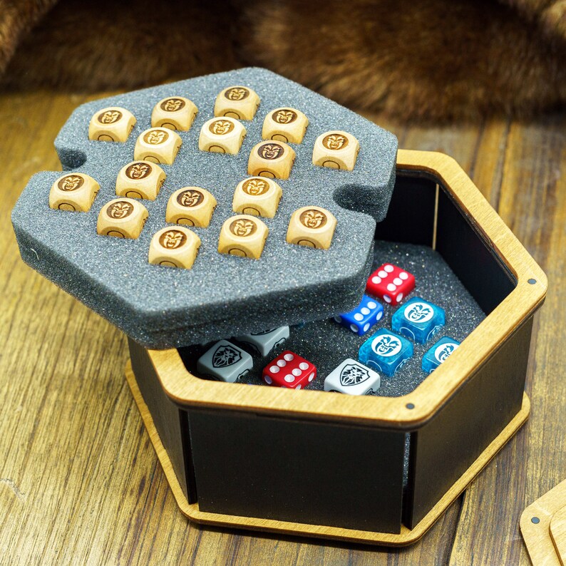 Heroquest dice holder and dice tray in wood, leather and foam, magnetic closure