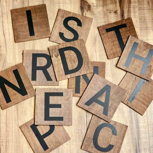 Signo de nombre de familia personalizado, arte de pared de azulejos de Scrabble, nombre de familia personalizado, pared de nombre de crucigrama, regalo de Navidad para ella, regalo de inauguración de la casa