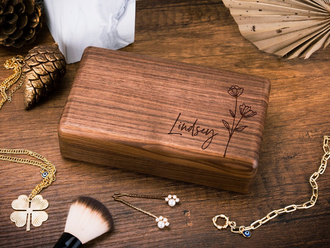 thumbnail interactive-video image 1 of SIFAAT WORLD Brass Pocket Compass With 'Let Your Heart' Engraving - Vintage Leather Case & Chain 1 of 10