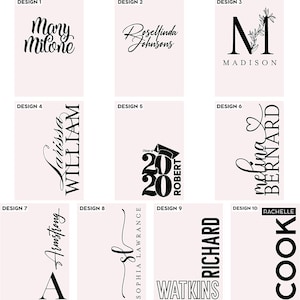 Pu&ograve; includere: Dieci diversi design per etichette personalizzate. I design presentano diversi caratteri e stili, tra cui nomi, date e un cappello di laurea.