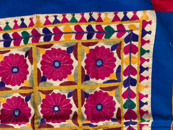 カラフルなヴィンテージインド刺繍壁掛け、77 cm x 77 cm（30インチx30 