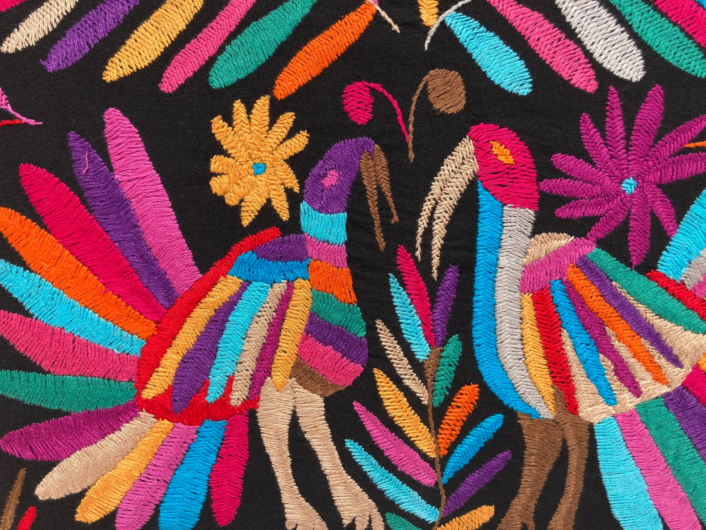 メキシコの伝統的なテナンゴ刺繍 クッションカバー メキシコ テナンゴ地方 オトミ刺繍 クッションカバー 45 × 45cm