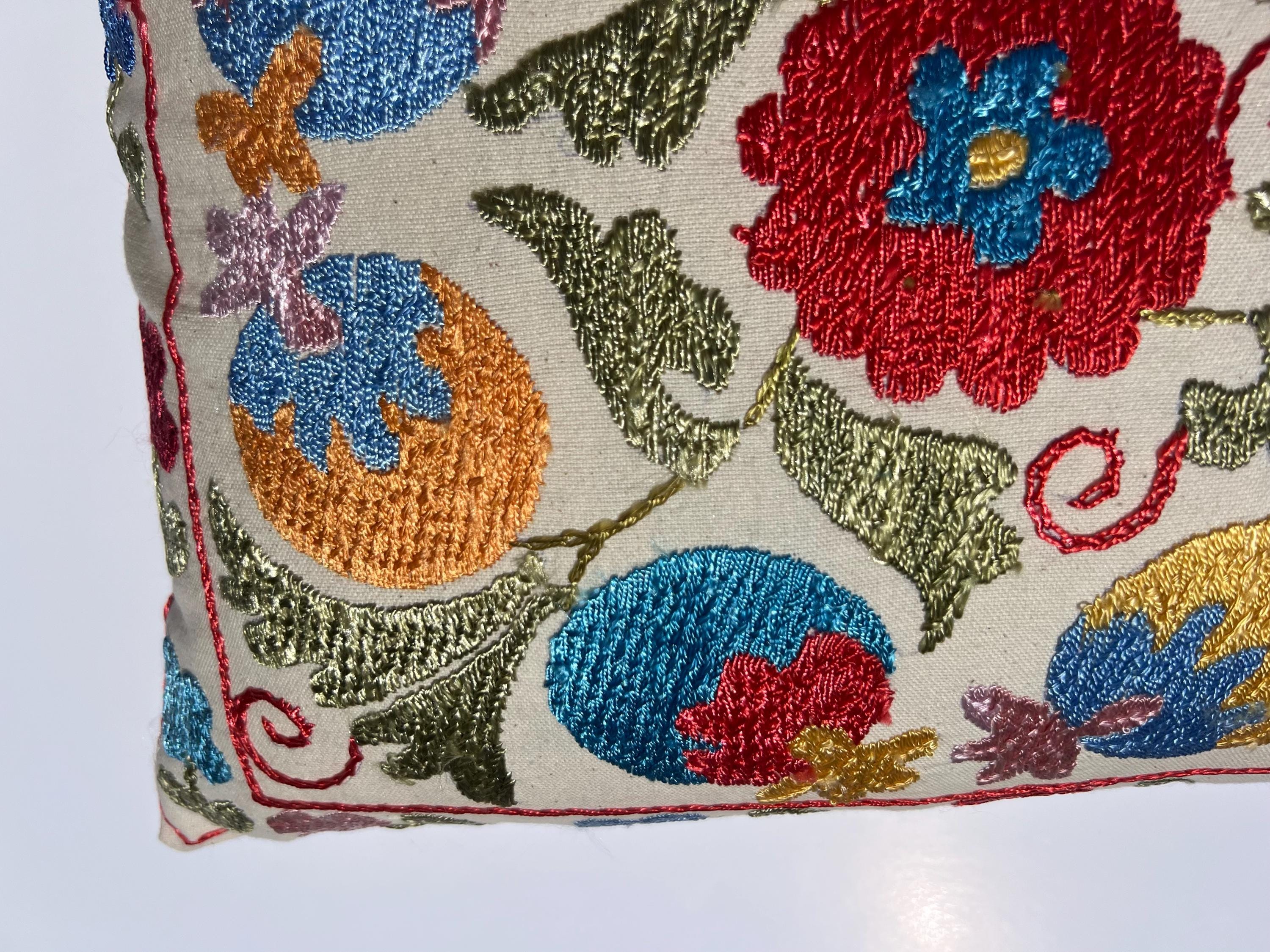 ウズベキスタンのスザニ手刺繍ザクロ枕カバー、44 cm x 42 cm（18