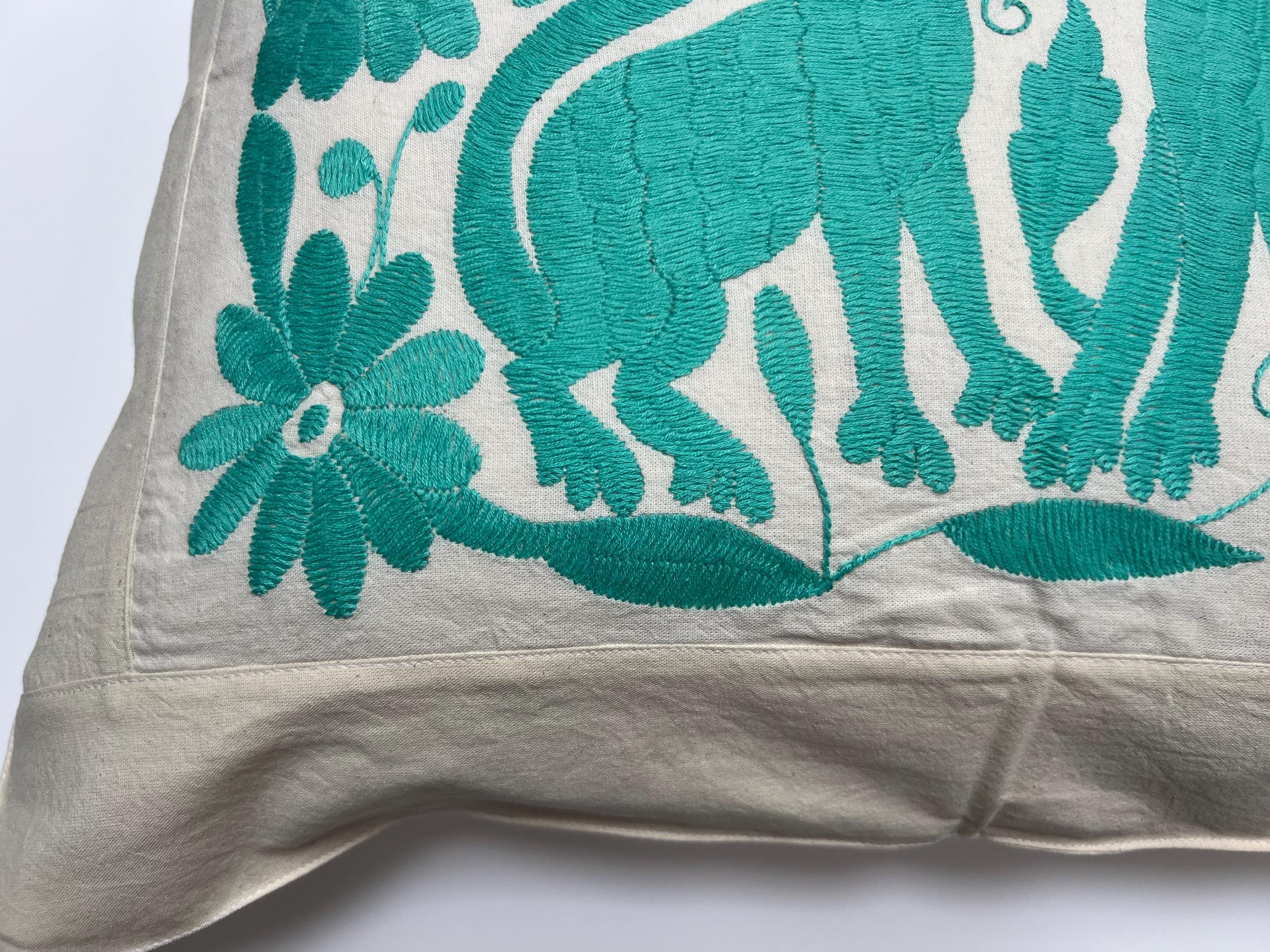 青と白の手刺繍のメキシコオトミクッションカバー、57 cm x 46 cm (22