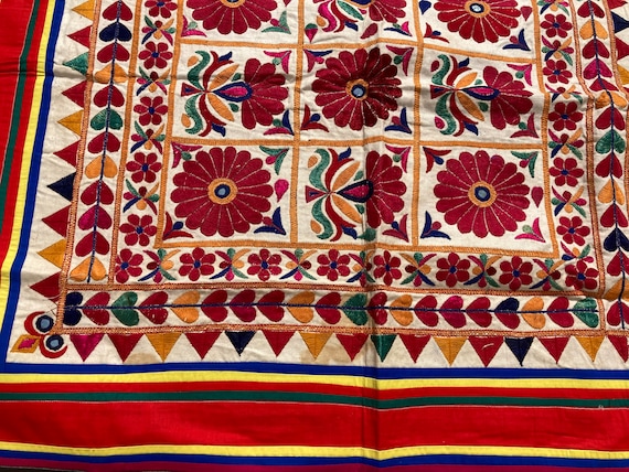 インドのハンドメイドグジャラートヴィンテージ壁掛け、88 cm x 95 cm