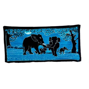 Puede incluir: Un tapiz de pared de batik azul y negro que presenta una familia de elefantes caminando por un bosque. Los elefantes están silueteados contra un fondo azul con acentos blancos.