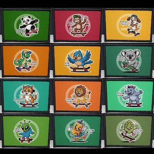 Puede incluir: Una colección de parches bordados con animales de dibujos animados en monopatines. Los diseños incluyen un panda, un mono, un perro, un gecko, un pájaro azul, un koala, un gato, un león, un rinoceronte, un extraterrestre, un bote de spray y una alcachofa.