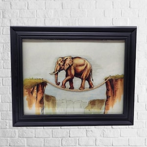Puede incluir: Ilustración enmarcada de un elefante marrón caminando sobre una cuerda tensa entre dos acantilados. El elefante es el punto focal, sobre un fondo claro. El marco es negro, y los acantilados son marrones y verdes.