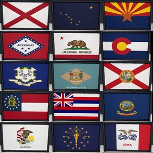 Puede incluir: Una colección de parches bordados con las banderas de varios estados de EE. UU. Los parches rectangulares, con bordes negros, muestran símbolos y colores estatales, incluyendo las banderas de Alabama, Alaska, Arizona, Arkansas, California, Colorado, Connecticut, Delaware, Florida, Georgia, Hawái, Idaho, Illinois, Indiana e Iowa.