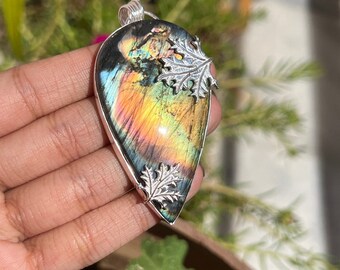 A Beautiful piece of Labradorite set in 925 Sterling Silver Labradorite Pendant, Labradorite Jewelry | Best piece for Gift