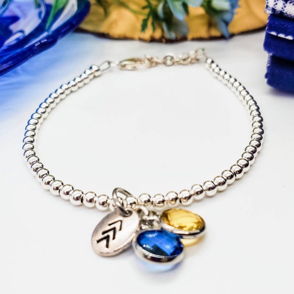 Bracelet de perles en argent sterling avec breloques bleues et jaunes, breloque chevron estampée à la main, cadeau pour le syndrome de Down, The Lucky Few, bracelet à breloques