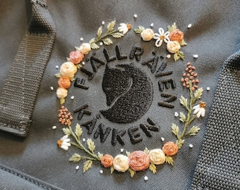 Handbestickter Re-KÅNKEN Rucksack ""Wilde Rosen"""