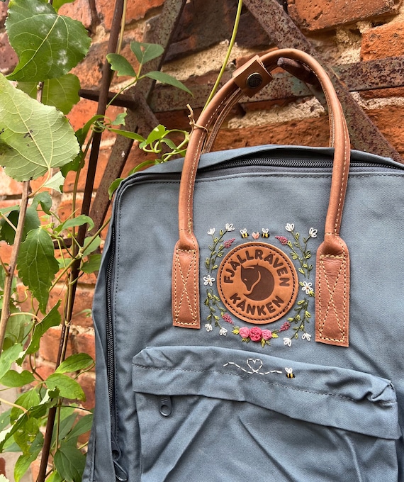 gewelddadig Bad klink Handbestickter Fjallraven Kanken No. 2 bee Love - Etsy Denmark