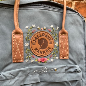 Handbestickter Fjallraven Kanken No. 2 "Bee Love"