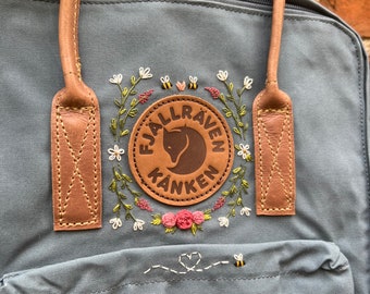 Handbestickter Fjallraven Kanken No. 2 "Bee Love"