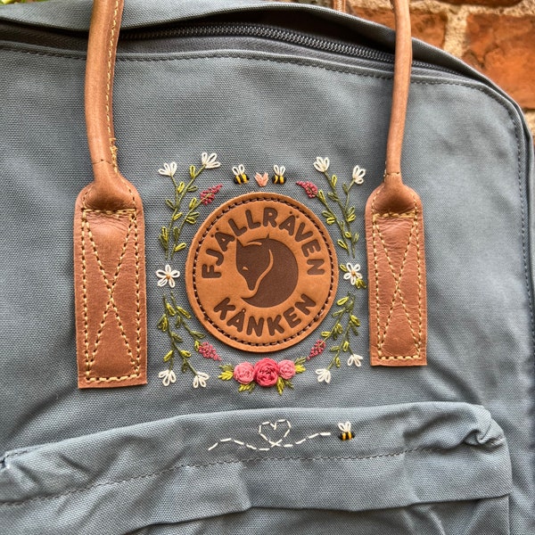 Handbestickter Fjallraven Kanken No. 2 "Bee Love"