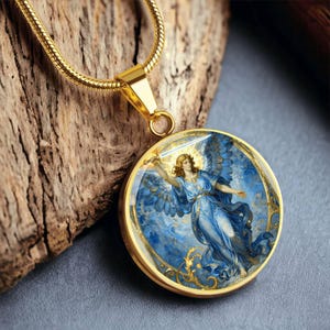 K&ouml;nnte beinhalten: Goldfarbene Halskette mit einem runden Anh&auml;nger, der einen Engel in Blau und Gold zeigt. Der Engel h&auml;lt ein Schwert. Die Halskette hat eine goldene Kette und einen Verschluss. Der Anh&auml;nger hat einen Durchmesser von ca. 3 cm.