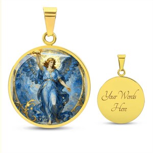 K&ouml;nnte beinhalten: Goldfarbener Anh&auml;nger mit einer detaillierten Illustration eines Engels in einem blauen Gewand, der ein Schwert h&auml;lt. Der Anh&auml;nger hat eine runde Form mit einem goldenen Rand. Ein zweiter, leerer Anh&auml;nger mit dem Text "Your Words Here" wird ebenfalls gezeigt.