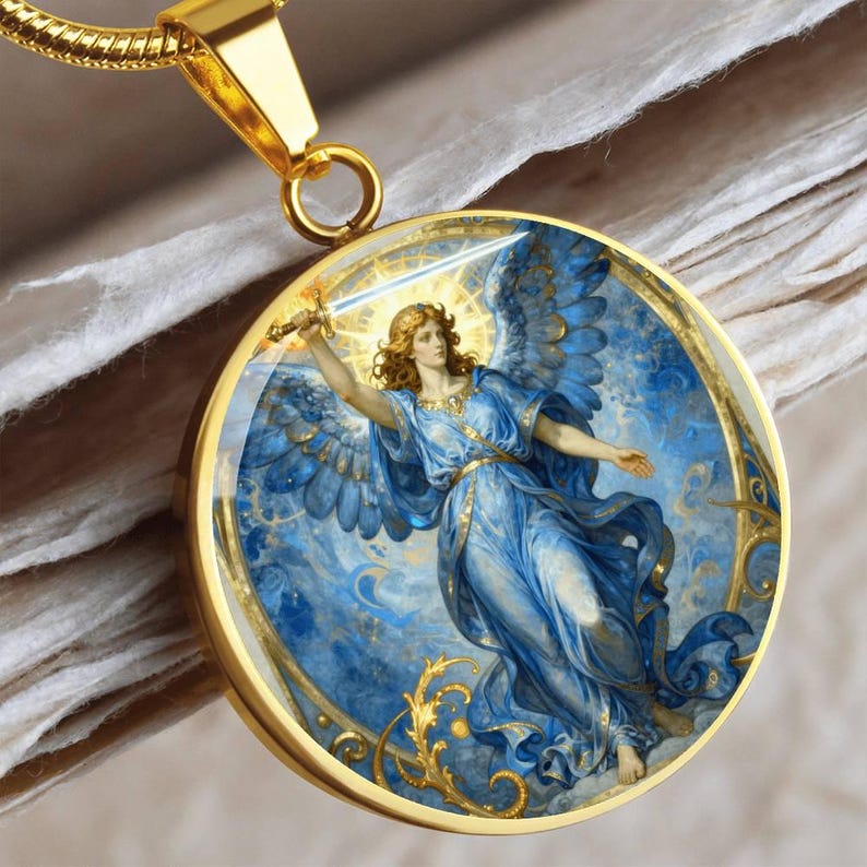 K&ouml;nnte beinhalten: Vergoldete Halskette mit einem runden Anh&auml;nger, der eine Engel-Illustration zeigt. Der Engel tr&auml;gt ein blaues Gewand und h&auml;lt ein Schwert. Der Anh&auml;nger hat einen goldenen Rand und h&auml;ngt an einer goldenen Kette.