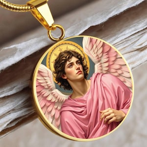 Puede incluir: Un collar de oro con un colgante redondo que presenta una pintura de un ángel con alas rosadas y una túnica rosa. El ángel tiene cabello castaño y ojos azules.