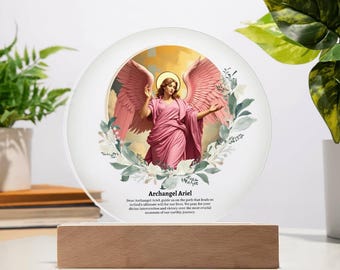 200 mmの大天使アリエルの彫刻クリスタルが内部に封入されています 