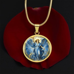 K&ouml;nnte beinhalten: Goldfarbene Halskette mit Anh&auml;nger, der einen runden Anh&auml;nger mit einer detaillierten Illustration eines Engels in blauen Gew&auml;ndern zeigt, der ein Schwert h&auml;lt. Der Engel hat blaue Fl&uuml;gel und ist vor einem blau-goldenen Hintergrund platziert.