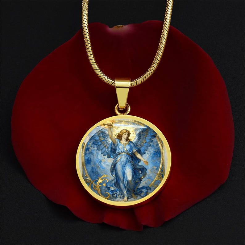 K&ouml;nnte beinhalten: Goldfarbene Halskette mit Anh&auml;nger, der einen runden Anh&auml;nger mit einer detaillierten Illustration eines Engels in blauen Gew&auml;ndern zeigt, der ein Schwert h&auml;lt. Der Engel hat blaue Fl&uuml;gel und ist vor einem blau-goldenen Hintergrund platziert.