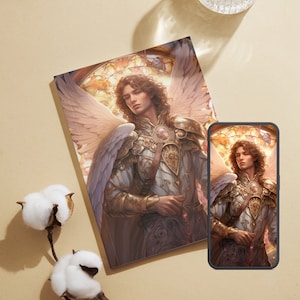 Puede incluir: Un cuaderno y una funda de teléfono con una ilustración detallada de un ángel con grandes alas, que lleva una armadura ornamentada, sobre un fondo de vidriera. La paleta de colores incluye tonos dorados, blancos y marrones.